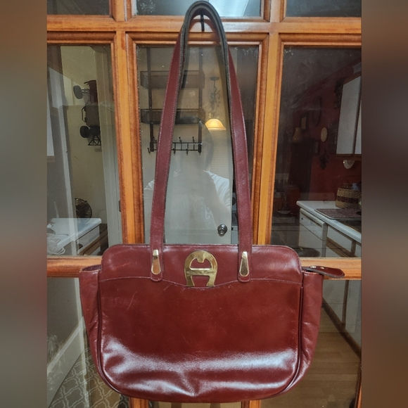 Brown Shoulder Bag with Glossy Finish and Elegant Design - Picture 2 of 11